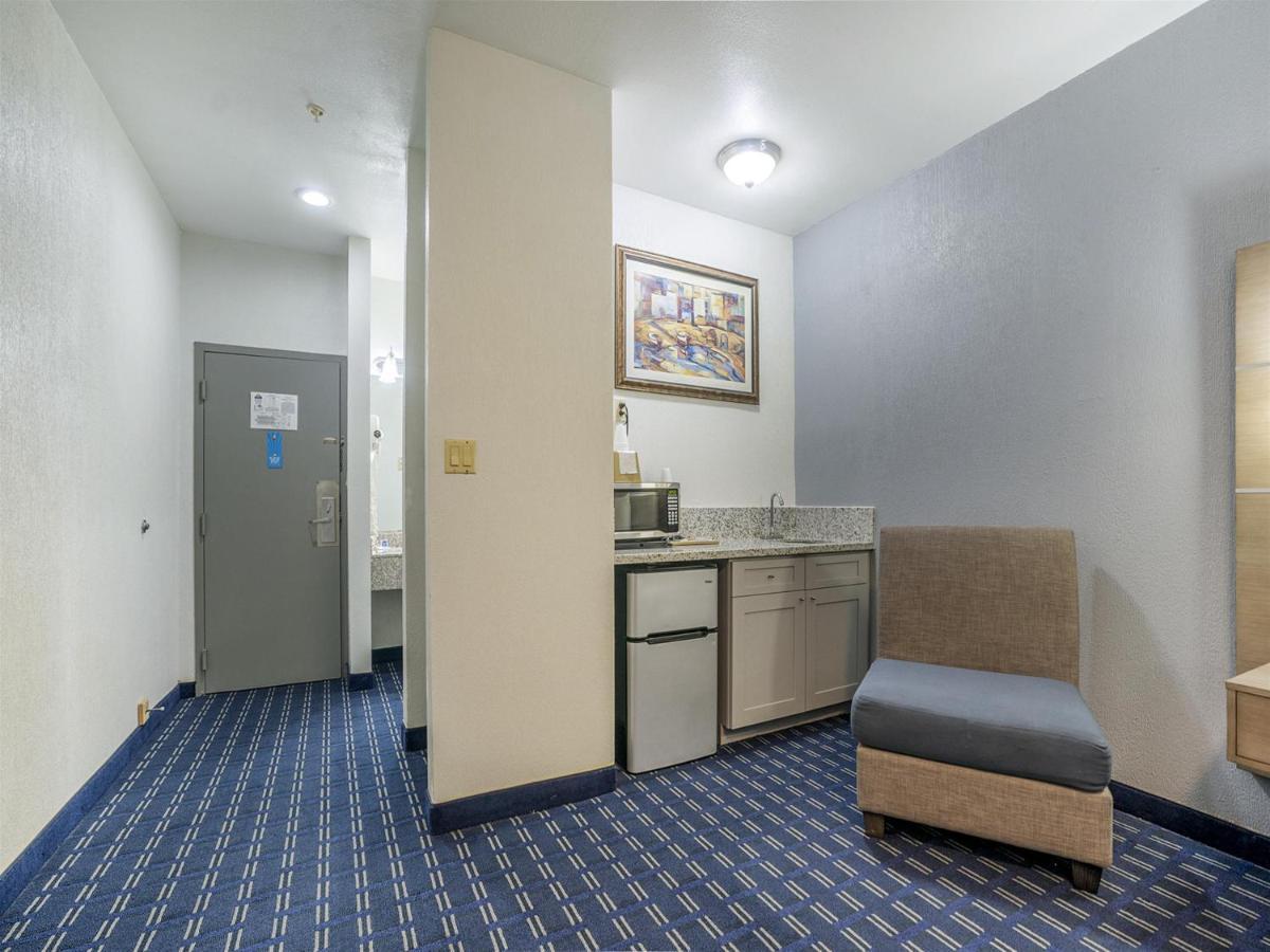 Days Inn & Suites By Wyndham Webster Nasa-Clearlake-Houston Eksteriør bilde