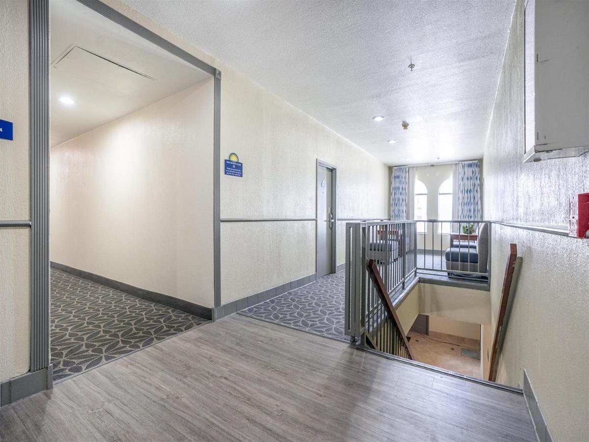 Days Inn & Suites By Wyndham Webster Nasa-Clearlake-Houston Eksteriør bilde