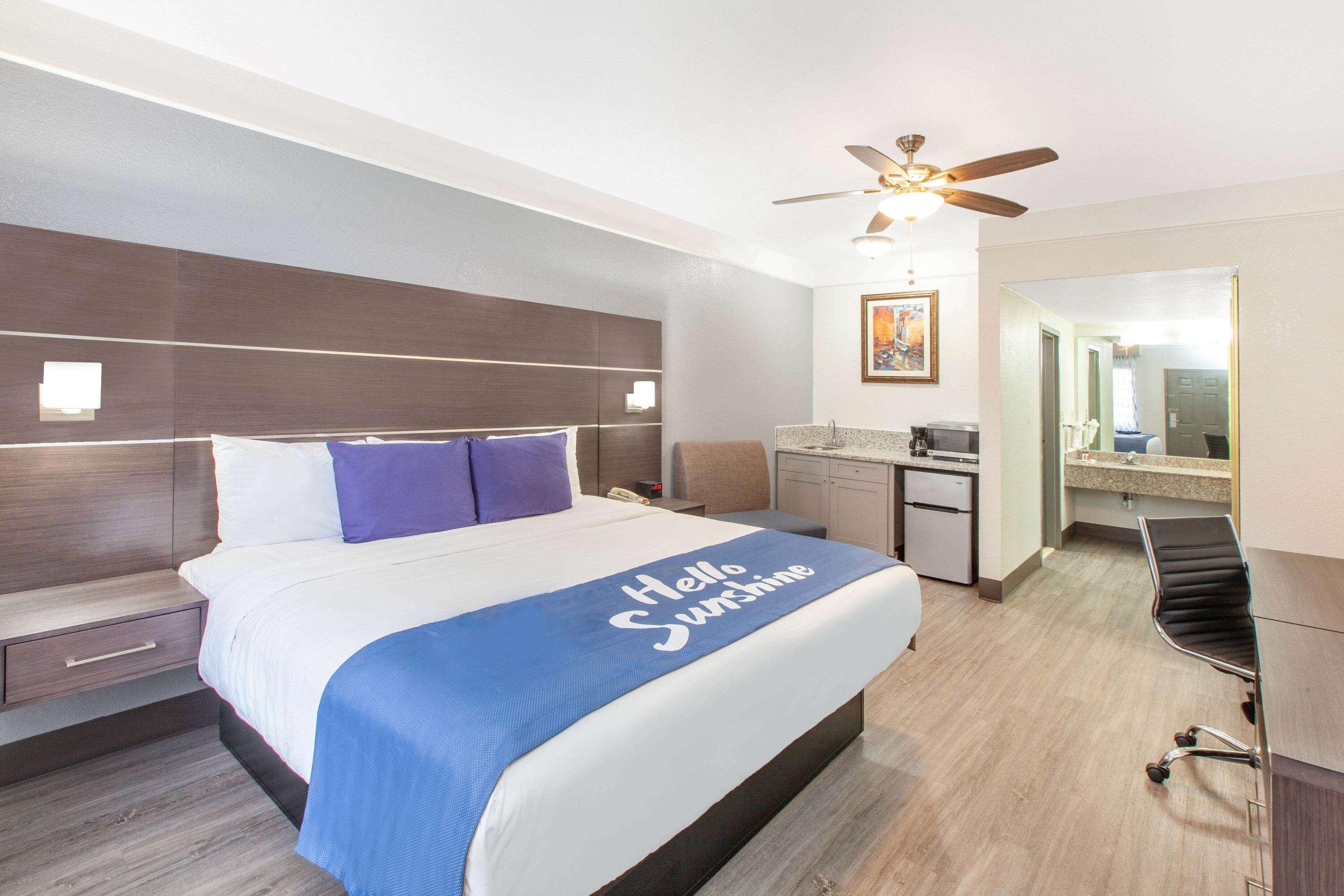 Days Inn & Suites By Wyndham Webster Nasa-Clearlake-Houston Eksteriør bilde