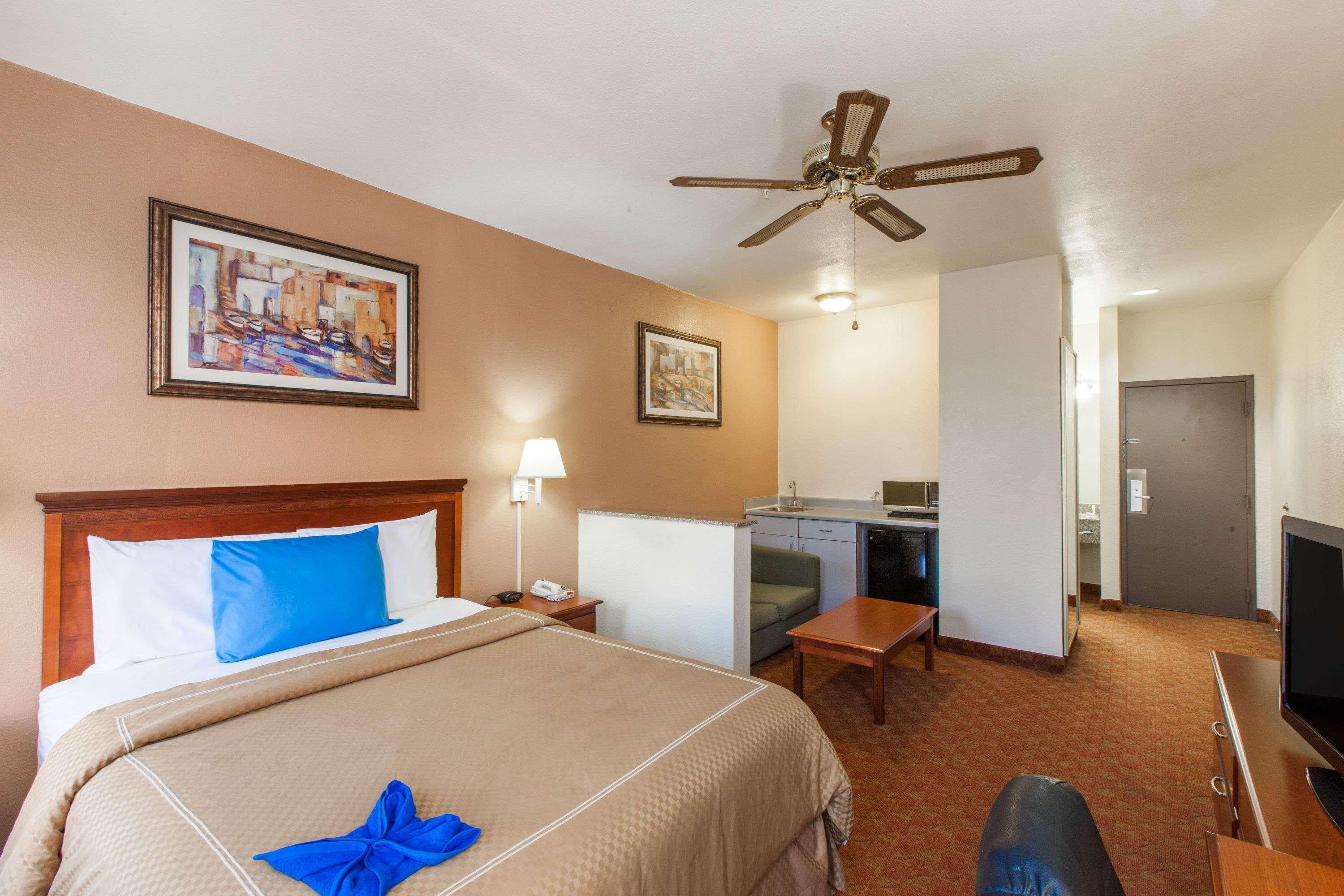 Days Inn & Suites By Wyndham Webster Nasa-Clearlake-Houston Eksteriør bilde