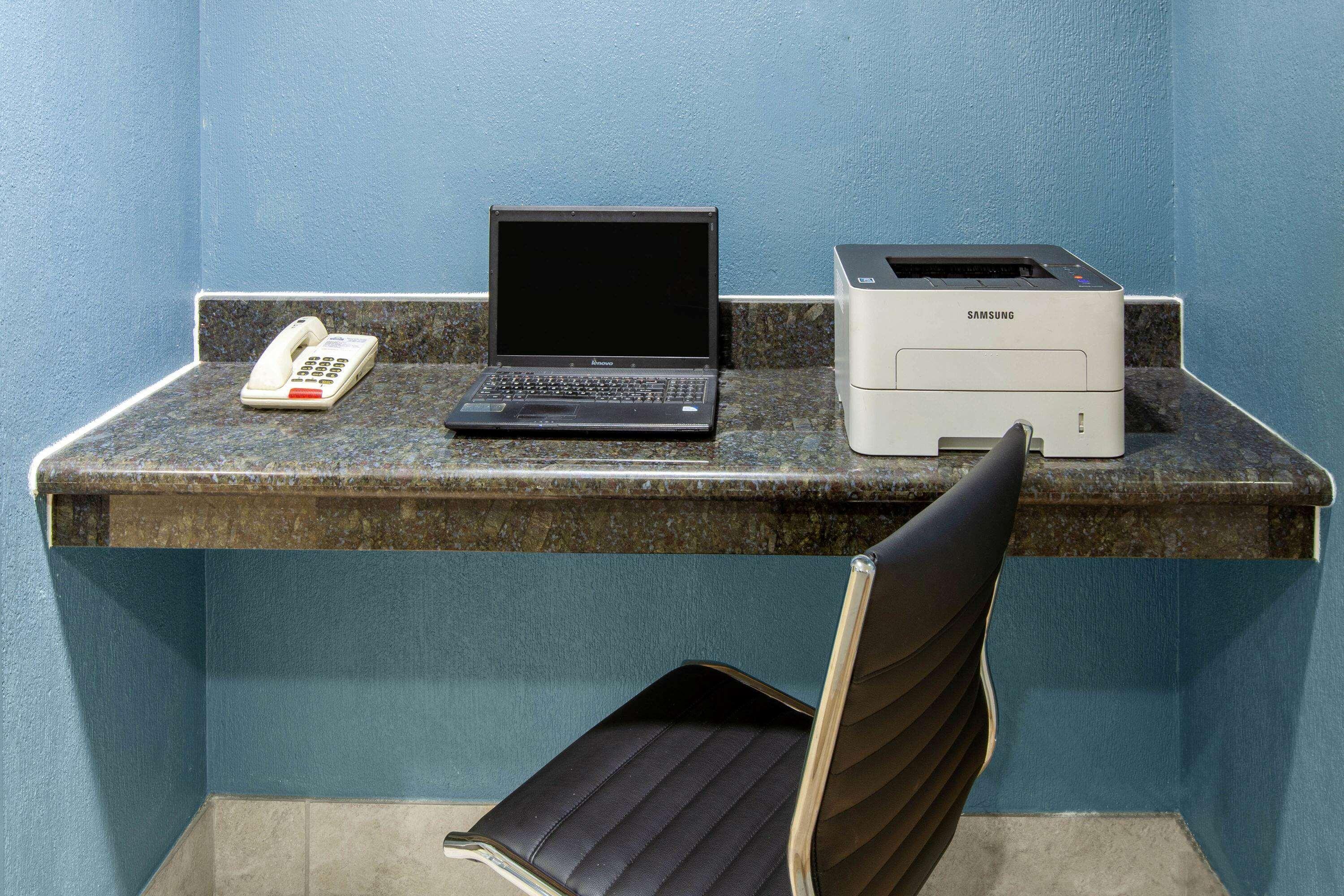 Days Inn & Suites By Wyndham Webster Nasa-Clearlake-Houston Eksteriør bilde