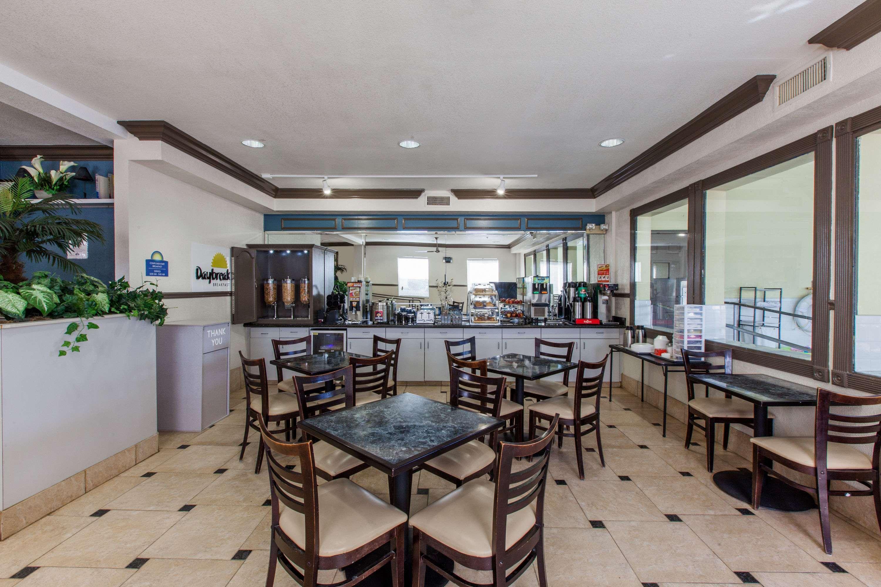 Days Inn & Suites By Wyndham Webster Nasa-Clearlake-Houston Eksteriør bilde